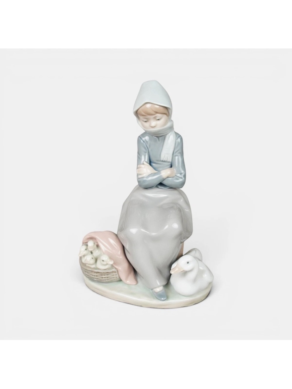 Lladro Figurine #1267 "Duck Seller" Girl with Ducklings, Retired 1994